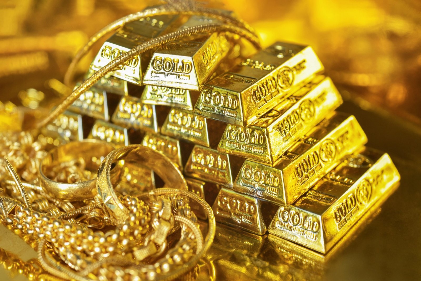الذهب يحقق مكاسب أسبوعية تفوق 5% ويصعد إلى 4,646 دولار
